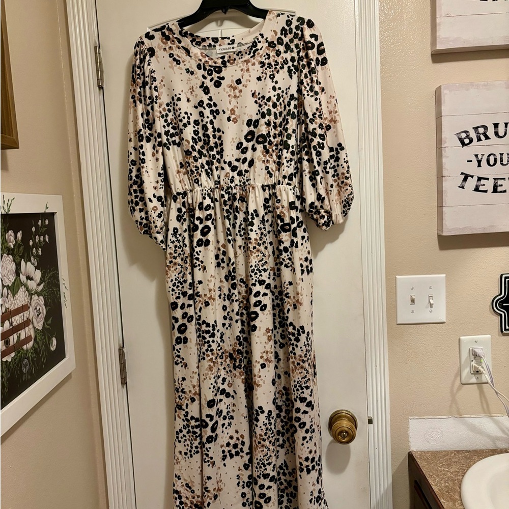 Elegant Black and Cream Patterned Dress